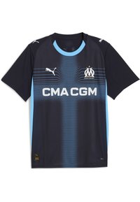 Camisola desportiva em azul marinho escuro e azul claro com mangas curtas, apresentando um padrão gráfico, um decote redondo e logótipos no peito e nas mangas.