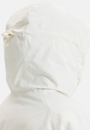 Biała kurtka z kapturem o gładkiej, matowej teksturze, z regulowanymi zapięciami dopasowującymi i prostym wykończeniem szwów na plecach.