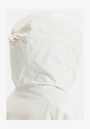 Biała kurtka z kapturem o gładkiej, matowej teksturze, z regulowanymi zapięciami dopasowującymi i prostym wykończeniem szwów na plecach.