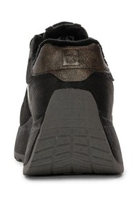 Czarny sneakers z teksturowanym, matowym wykończeniem, metalowymi akcentami i gumową podeszwą z charakterystycznym bieżnikiem dla lepszej przyczepności.