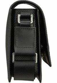 Borsa nera con texture, di forma rettangolare, con un accento in pelle, chiusure in argento e una tracolla nera.