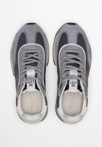 Grijze sportschoenen met een mix van suède en gaas materialen, voorzien van een wit logolabel, een afgeronde neus en een rubberen zool.