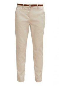 Pantaloni beige realizzati in tessuto liscio, con una vestibilità slim, tasche frontali e una cintura marrone con fibbia circolare. Design pulito e minimalista.