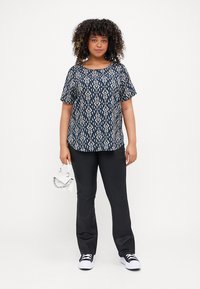 ONLY Carmakoma CARVICA LIFE  - T-shirt con stampa - total eclipse