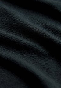 Čierna bavlnená tkanina s jemnou textúrou a miernym leskom, vykazujúca mierne pokrčený povrch a hladký, rovnomerný úplet.