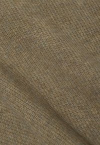 Tkanina tekstylna w stonowanych odcieniach brązu o drobnym, teksturowanym splocie. Miękki wygląd z delikatnymi wariacjami kolorystycznymi i bez wyraźnych wzorów.