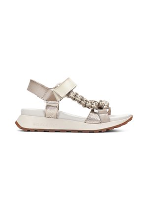 Sandales beige avec des détails tressés, des brides réglables et une semelle en caoutchouc. La partie supérieure présente un mélange de textures mates et métalliques.