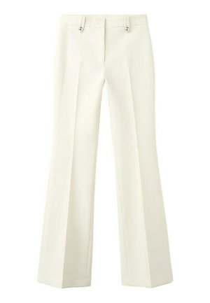 Pantalones de mujer de talle alto en color crema, con pliegues frontales, trabillas para cinturón y pierna ligeramente acampanada, mostrados sobre un fondo blanco.