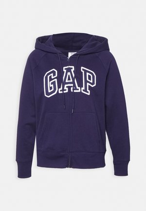 Marineblauer Kapuzenpullover mit Reißverschluss, Fronttaschen, Kordelzugkapuze und weiß gesticktem "GAP"-Logo auf der Brust.