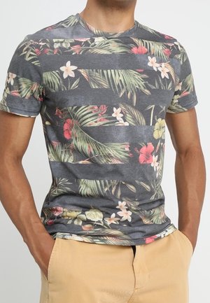 Graues T-Shirt mit kurzen Ärmeln, das ein tropisches Blumenmuster mit grünen Blättern und bunten Blumen zeigt, aus leichtem Stoff gefertigt.