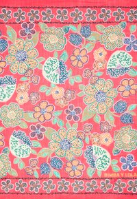 Textil floral con fondo coral, que presenta flores intrincadas en azul, verde y naranja, bordeadas por un patrón de flores negras.