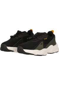 Baskets noires avec une tige en mesh texturé, accents vert olive et une semelle blanche. Présentent des lacets à bascule et un détail de marque jaune.