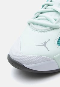 Ανοιχτόχρωμο πράσινο αθλητικό παπούτσι με υφασμάτινη σχεδίαση δίχτυ, γκρι λογότυπο Jordan και επενδυμένη γλώσσα. Διαθέτει ανθεκτική καουτσούκ σόλα με αντίθετη διακόσμηση.