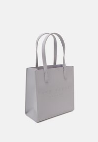 Sac fourre-tout gris avec logo en relief "TED BAKER LONDON". Fabriqué en matériau structuré, il présente des poignées doubles et un design minimaliste.