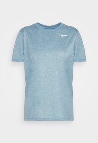 Jasnoniebieska sportowa koszulka z okrągłym dekoltem i krótkimi rękawami. Na piersi małe białe logo Nike. Miękka w dotyku i o casualowym kroju.