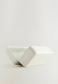 Clutch de piel sintética blanca con un patrón de cocodrilo texturizado, diseño angular y parte superior abierta. Interior suave con un acabado contrastante.