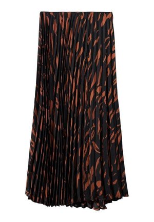 Vrouw met een zwart shirt met lange mouwen, een geplooide midi-rok met zwart-bruine dierenprint, een zwarte riem met gouden gesp en zwarte kniehoge laarzen.