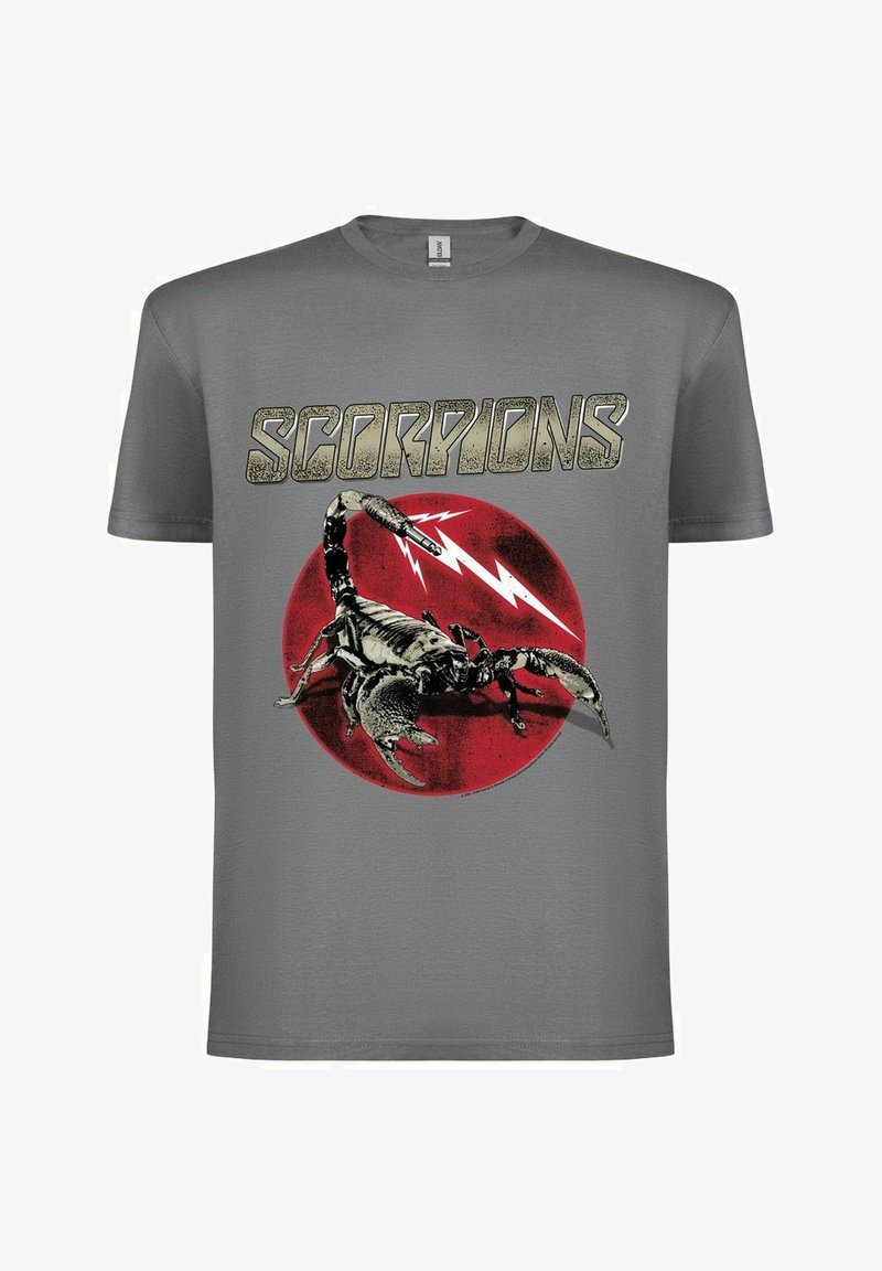 Grå t-shirt med et sort skorpion grafik, der har en rød cirkel som baggrund og hvide lyn. "SCORPIONS" tekst i distressed skrifttype.