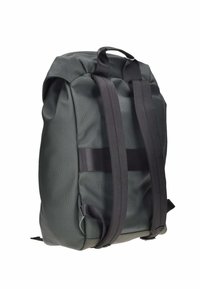 Mochila de color verde oscuro con un exterior texturizado, dos correas ajustables negras y una asa en la parte superior para llevar. Diseño simple y funcional.