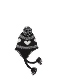 Gestrickte Schwarz-Weiß-Mütze mit einem Pompon oben, Herzmustern, Ohrklappen und geflochtenen Quasten; weiche Textur.