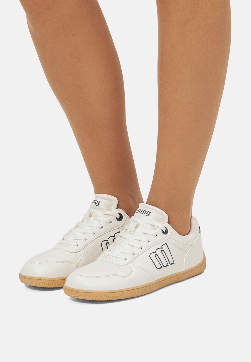 Sneakers bianchi in pelle con accenti blu navy, punta rotonda, suola in gomma e logo distintivo sui lati. Chiusura con lacci e collo imbottito.