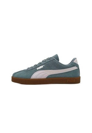 Zapatilla Puma de corte bajo en ante color verde azulado con raya blanca y suela de goma color caramelo, vista lateral sobre fondo blanco.