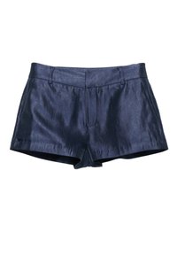 Marineblaue Shorts mit glänzender Textur, ausgestattet mit einem taillierten Bund, Fronttaschen und einem geraden Schnitt. Glatter Stoff ohne sichtbare Muster.