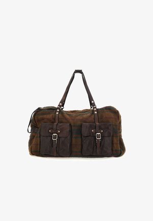 Grande borsa a duffel con un corpo a strisce marrone e verde testurizzato, dotata di due tasche frontali in pelle marrone scuro e manici coordinati.