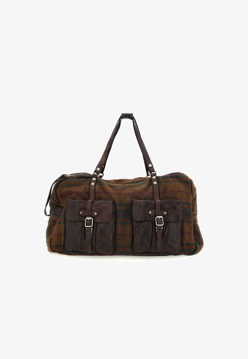 Grande borsa a duffel con un corpo a strisce marrone e verde testurizzato, dotata di due tasche frontali in pelle marrone scuro e manici coordinati.