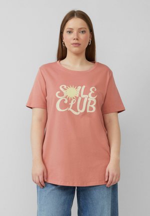 T-shirt en coton rose à manches courtes avec le texte "SOLE CLUB" et un graphique de soleil en crème. Coupe décontractée avec un col rond.