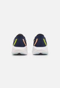 Scarpe da ginnastica blu navy con tomaia in mesh testurizzato, suola intermedia bianca e strisce decorative colorate in verde e arancione sul retro.