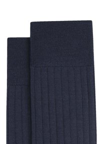Calcetines de canalé azul marino hechos de una tela suave y texturizada con un puño grueso. Presentan líneas verticales y un acabado sin costuras.
