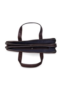 Brun læder tote bag med to lynlåslommer, flad design og solide håndtag. Indvendigt foret med mørkt stof, der fremviser en strømlinet struktur.