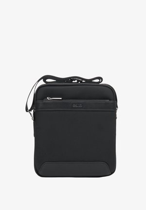 Czarna torba na ramię wykonana z wytrzymałego nylonu o gładkiej fakturze, z przednią kieszenią na zamek i odczepianym paskiem na ramię.