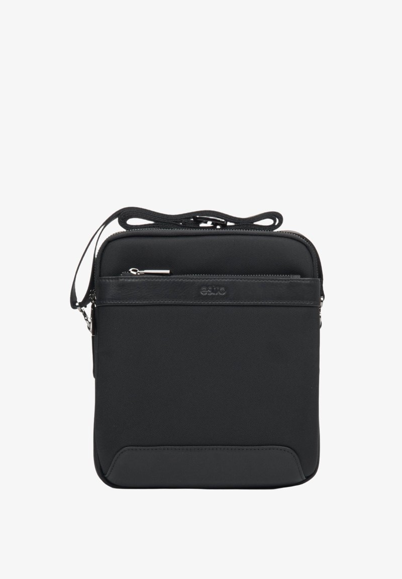 Černá crossbody taška vyrobená z odolného nylonu s hladkou texturou, vybavená přední kapsou na zip a odnímatelným ramenním popruhem.