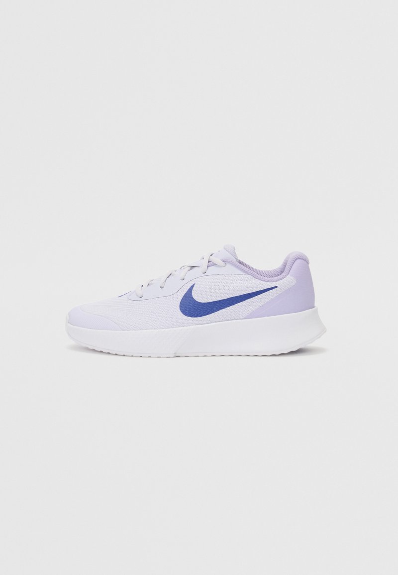 Gaiši purpursarkanā sporta apava ar sietiņa virsu, balta starpzole un tumši zila Nike swoosh. Iekļauj šņorēšanas aizdari un teksturētu papēdi.