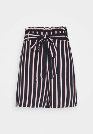 Shorts rayés marine avec des rayures verticales rouges et blanches, dotés d'une taille élastique et d'une ceinture en tissu nouée à l'avant.
