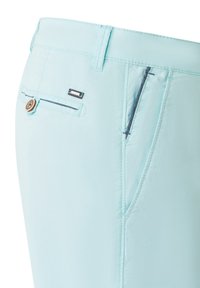 Helleblaue Hose mit glatter Textur, ausgestattet mit einer Gesäßtasche mit einem runden Knopf und einem dekorativen metallischen Akzent in der Nähe der Taille.