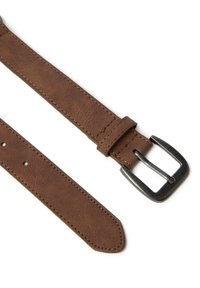 Brauner Ledergürtel mit glatter Oberfläche, ausgestattet mit einer rechteckigen Metallschließe mit gebürstetem Finish und mehreren Löchern zur Größenanpassung.