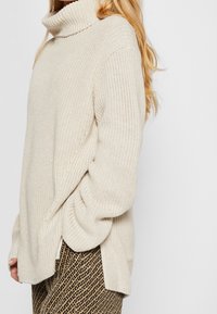 Marc O'Polo Svetr - taupe