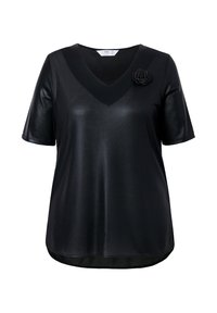 Zwarte T-shirt met korte mouwen, gekenmerkt door een V-hals en een gestructureerde afwerking, verfraaid met een decoratieve roos aan de linkerzijde.