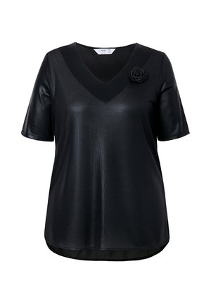 Top nero a maniche corte con scollo a V e finitura testurizzata, impreziosito da un dettaglio decorativo a forma di rosa sul lato sinistro.