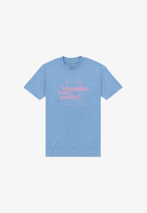Maglietta blu a maniche corte con testo rosa e contorno di borse della spesa con la scritta "lo shopping è il mio cardio".