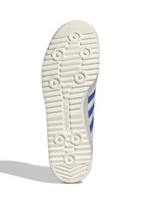 Vit sneakersula med blå detaljer, med en texturerad gummiyta och cirkulära friktionsmönster för grepp och stabilitet.