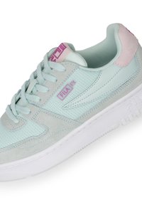 Sneaker atletico azzurro chiaro in materiali mesh e suede, con dettagli lilla e suola in gomma bianca. I lacci sono azzurri chiari.