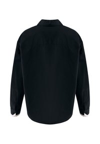 Černá košile s dlouhými rukávy vyrobená z hladké látky. Disponuje špičatým límečkem, manžetami na knoflíky s bílými akcenty a volnějším střihem.