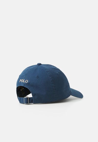 Cappellino baseball in cotone blu con visiera curva, logo ricamato "POLO" sul retro, cinturino regolabile con hardware in metallo.