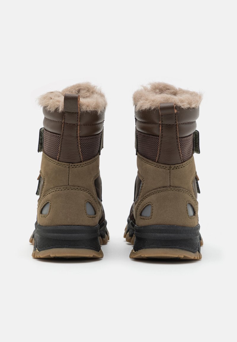 Braune Wanderstiefel mit einem weichen, flauschigen Fellbesatz am Schaft, ausgestattet mit einer Mischung aus strukturiertem Wildleder und Netzpaneelen sowie einer robusten Gummisohle.