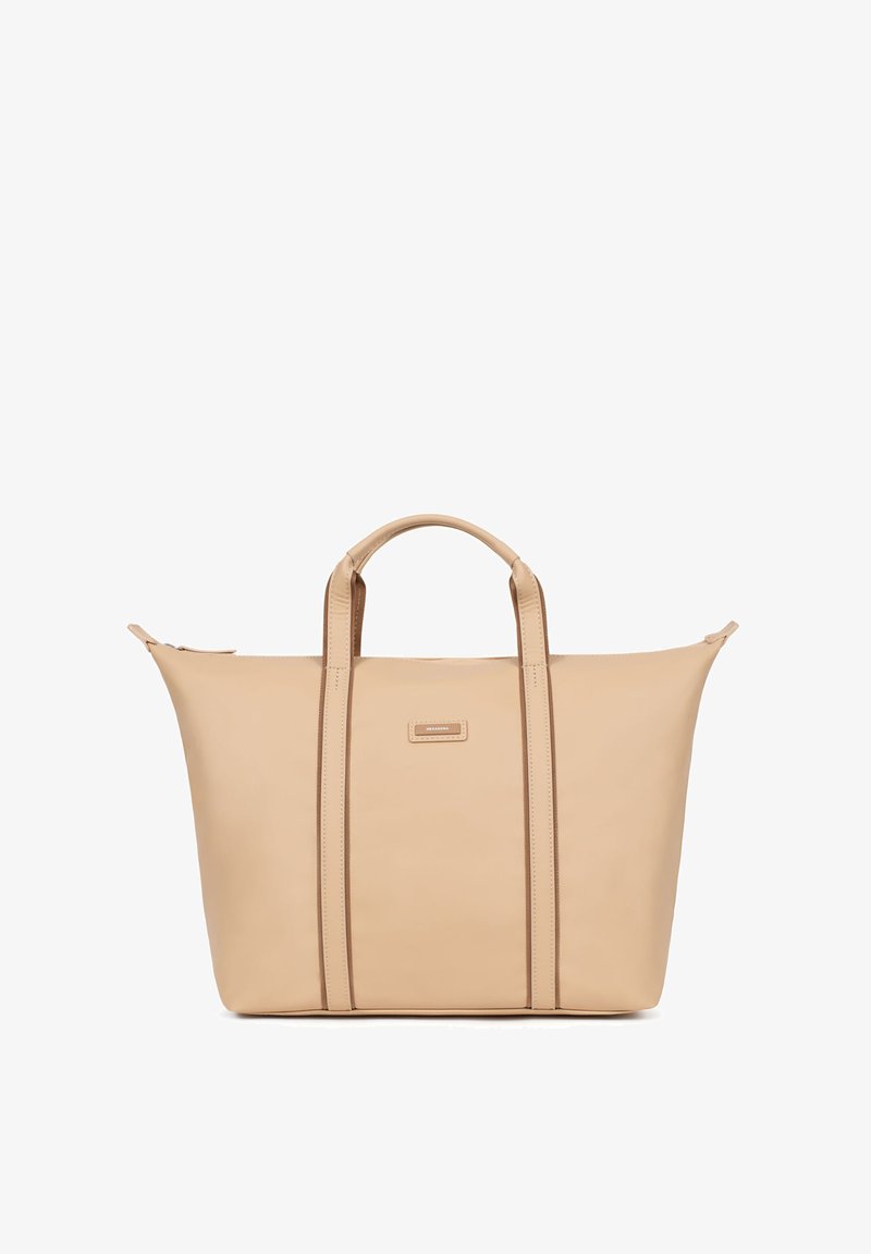 Beige tote bag gemaakt van soepel leer, bevat twee stevige handgrepen, verticale naden en een minimalistisch ontwerp zonder versieringen.