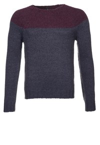 Ett stickat tröja med rund hals, långa ärmar och en färgblockdesign med en mörk marinblå kropp och vinröda axelaccenter.